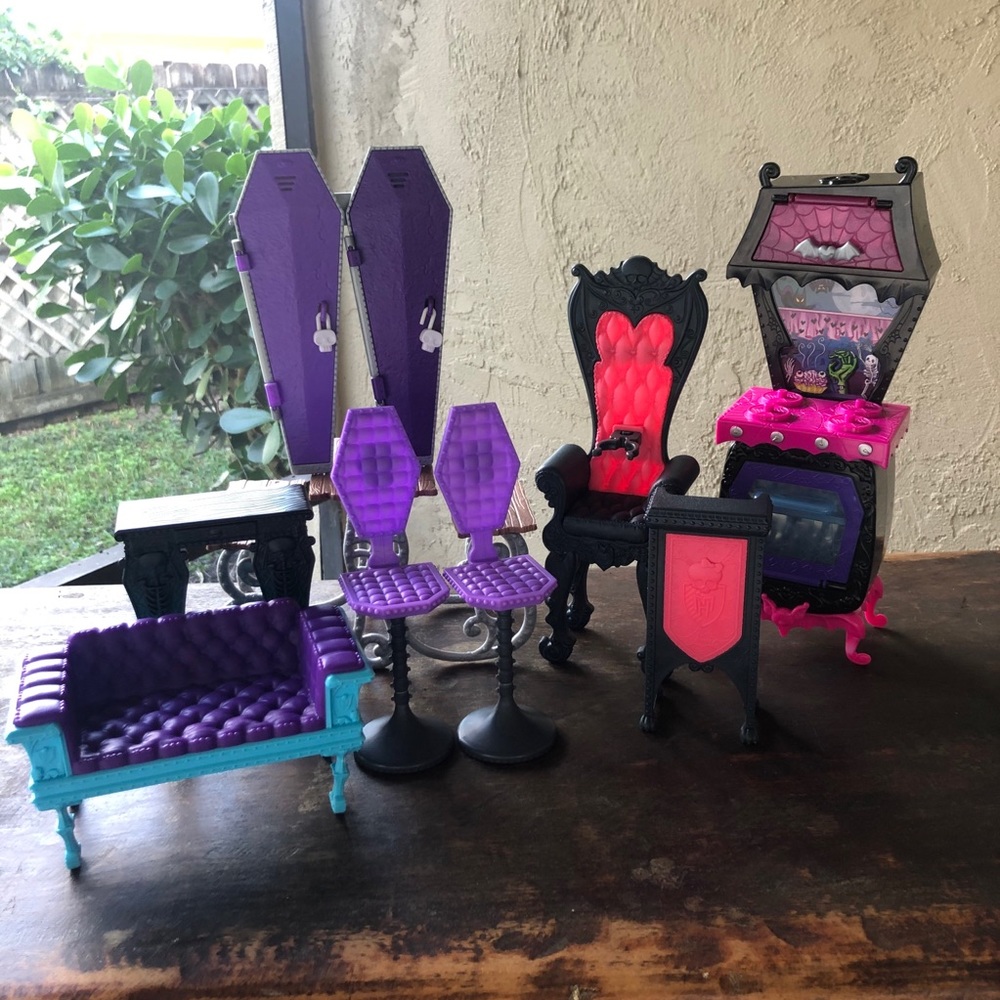 Monster High furniture lot